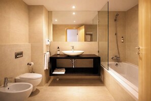 Kombinert dusj/badekar, hårføner, bidé og håndklær