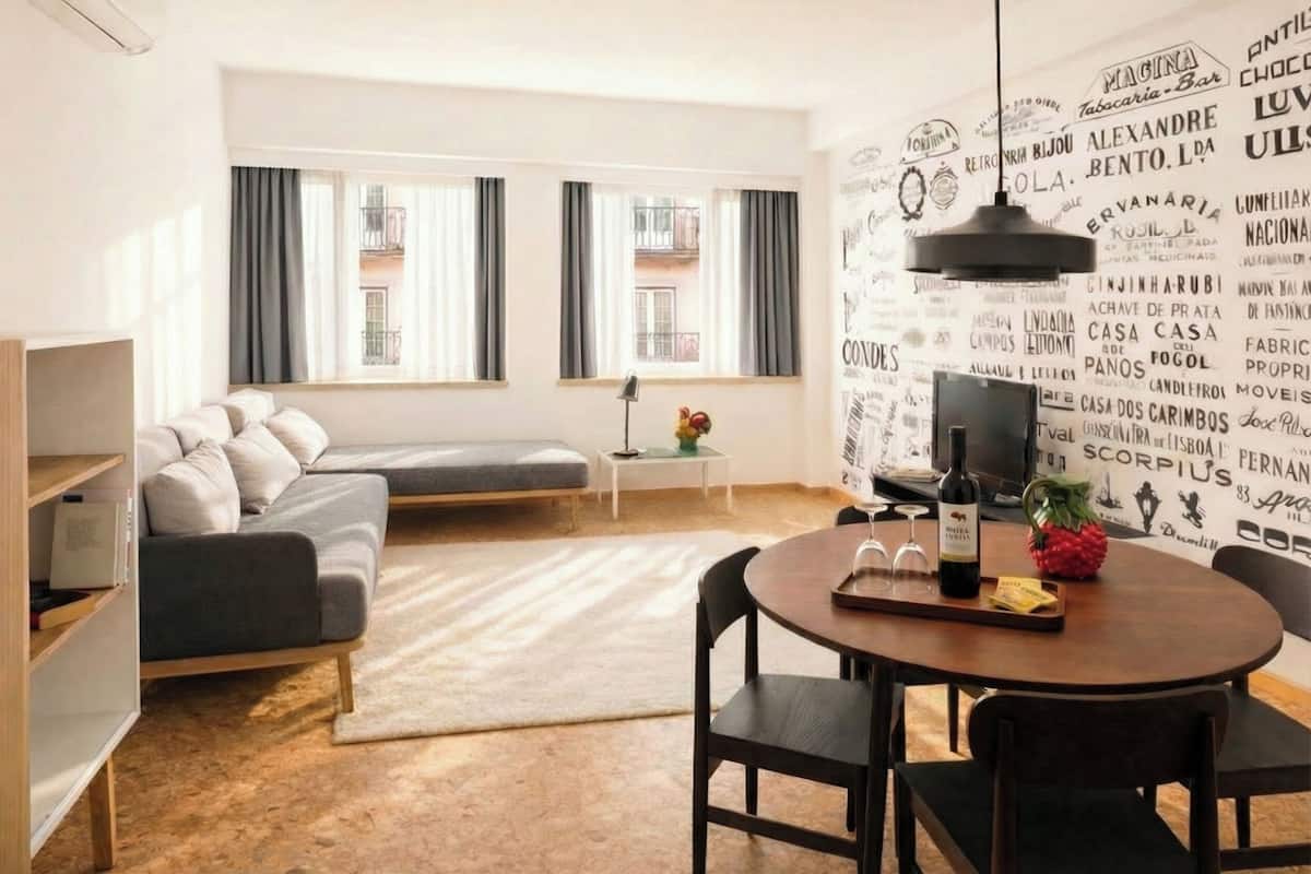 Leilighet, 1 soverom | Oppholdsområde | En 32-tommers Flatskjerm-TV med kabel-kanaler samt LCD-TV