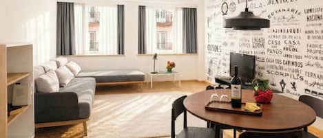 Apartment, 1 Schlafzimmer | Wohnbereich | 32-Zoll-Flachbildfernseher mit Kabelempfang, LCD-Fernseher