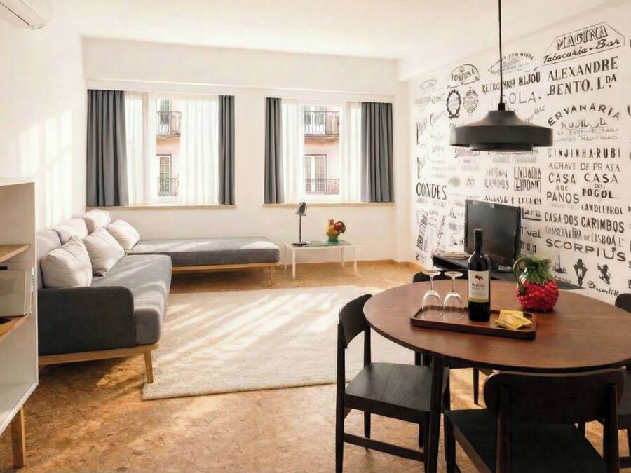 Apartamento, 1 quarto | Área de estar | TV de tela plana 32 polegadas com canais a cabo, TV LCD, dock para iPod