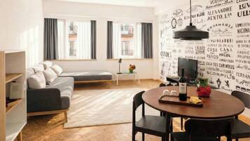 Apartamento, 1 habitación | Zona de estar | Televisión de pantalla plana de 32 pulgadas con canales por cable