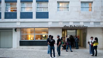 Fachada da propriedade à noite