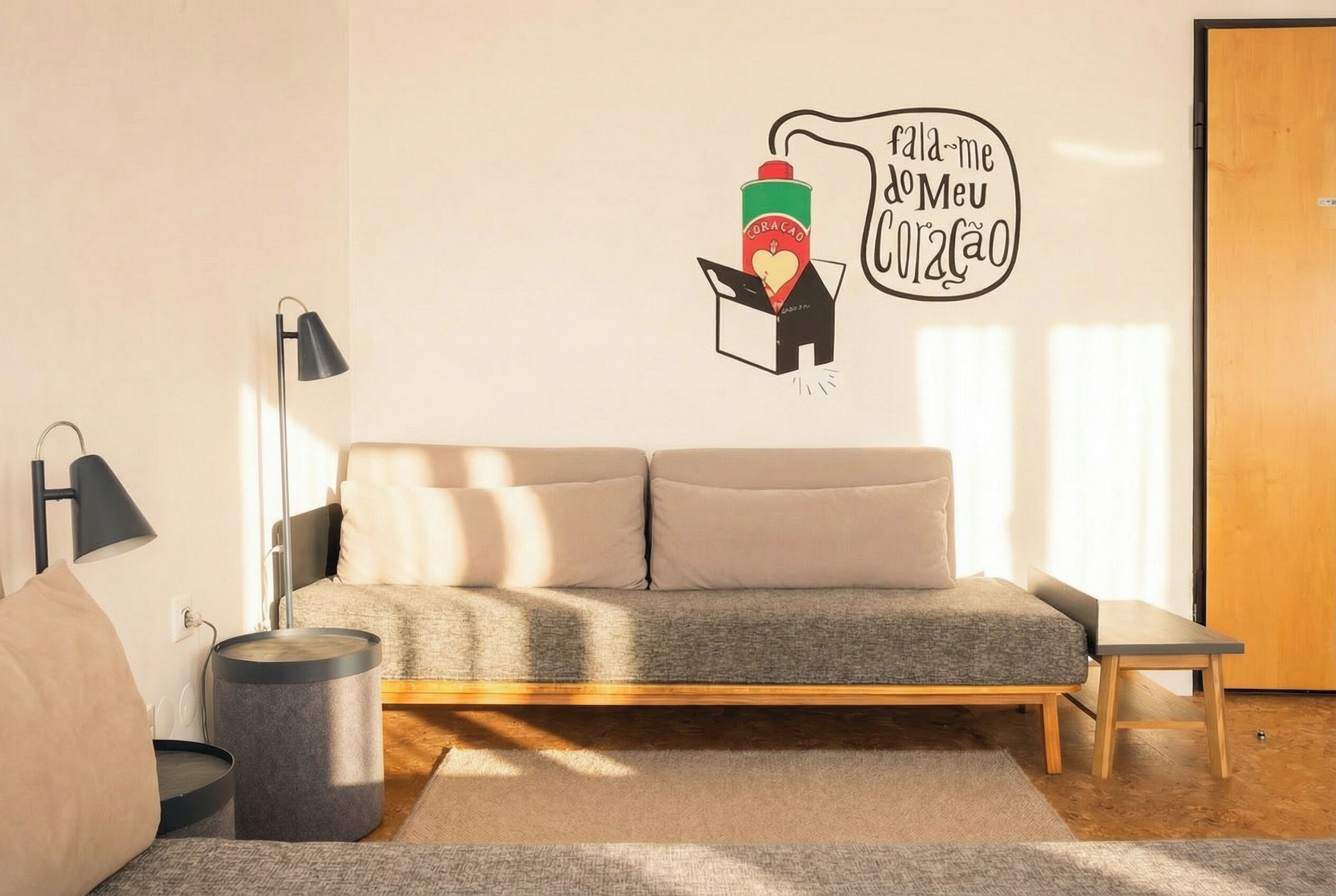 Appartement, 1 slaapkamer | Woonruimte | Een 32-inch flatscreentelevisie met kabelzenders en een lcd-televisie