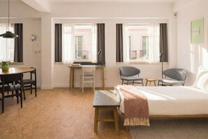 Leilighet, 1 soverom | Oppholdsområde | En 32-tommers Flatskjerm-TV med kabel-kanaler samt LCD-TV