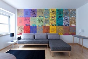 Studio | Oppholdsområde | En 32-tommers Flatskjerm-TV med kabel-kanaler samt LCD-TV