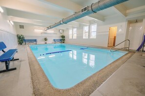 Indoor pool - Chateau Westport Resort (Westport)