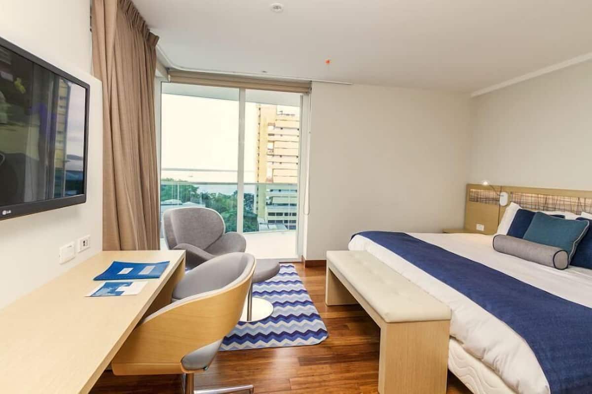 Een minibar, een kluis op de kamer, een bureau, geluiddichte muren