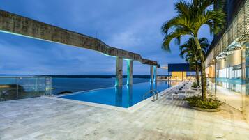 Piscine extérieure, chaises longues