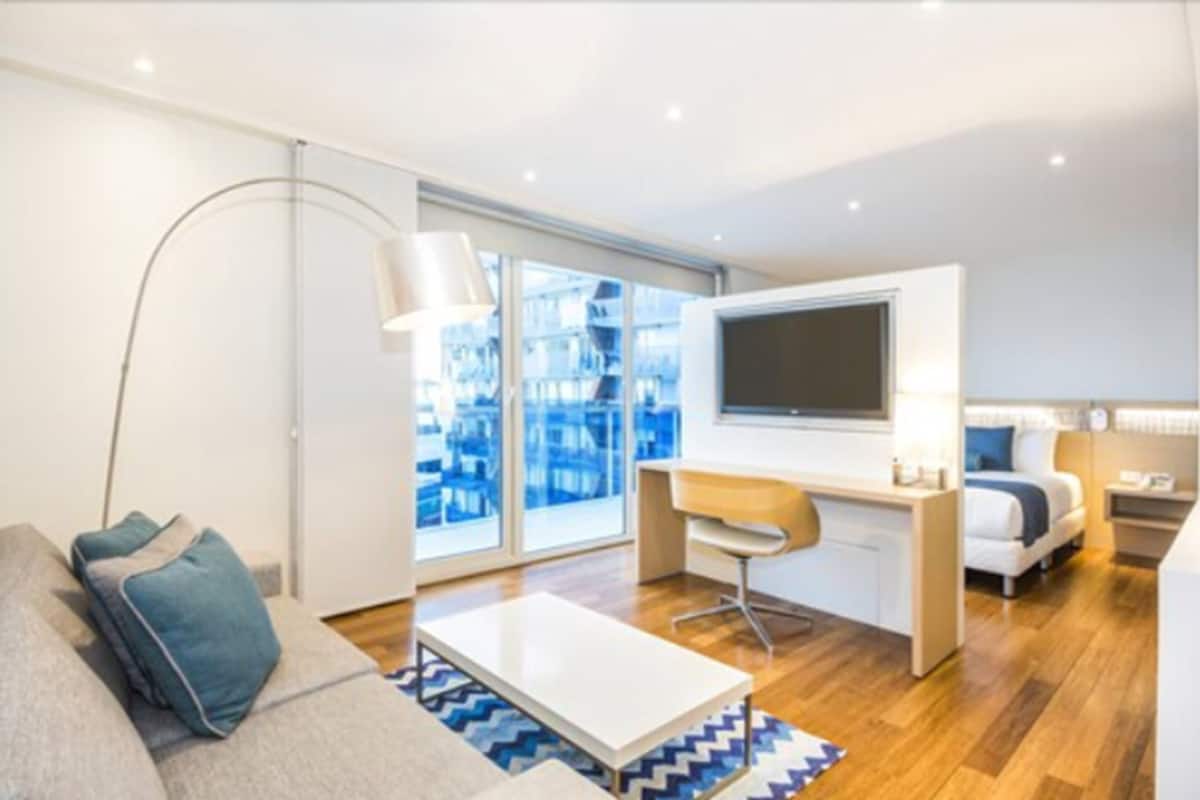 junior suite single | minibar, in-room safe, desk, soundproofing