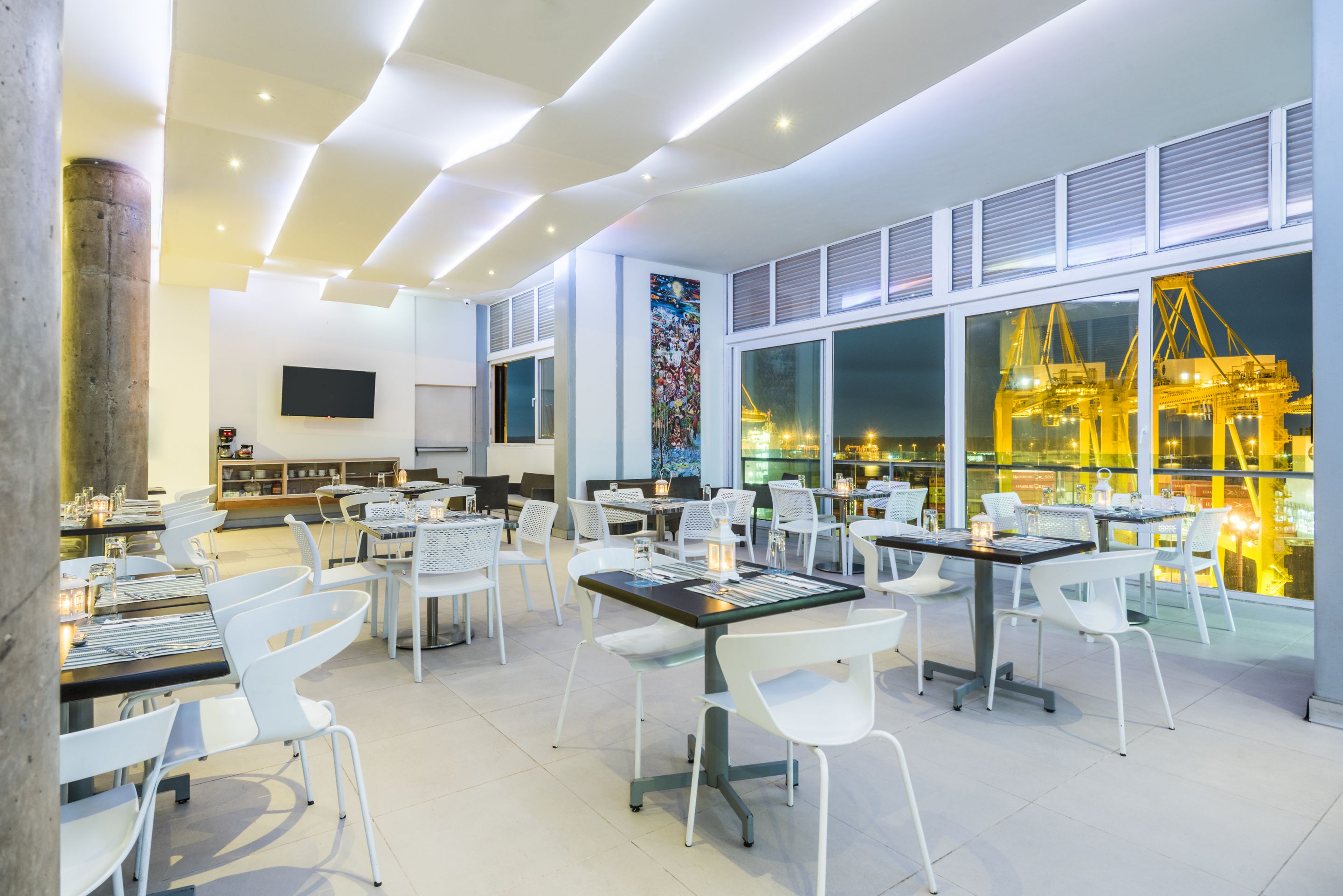 2 restaurants, international cuisine