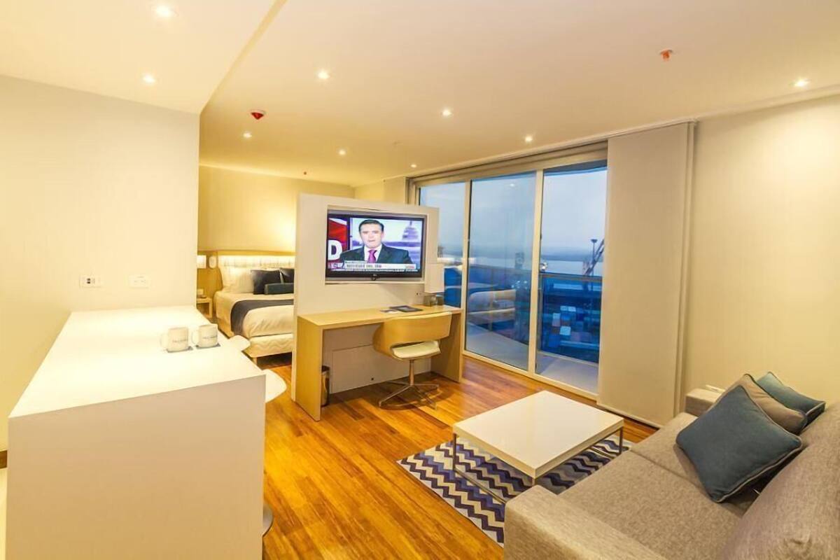 Een minibar, een kluis op de kamer, een bureau, geluiddichte muren