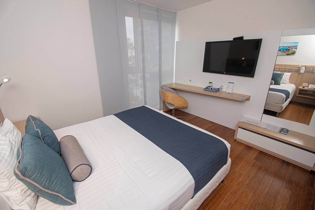 Een minibar, een kluis op de kamer, een bureau, geluiddichte muren