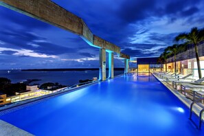 Piscina externa, espreguiƧadeiras
