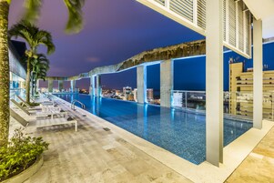 Piscina all'aperto, con ingresso dalle 10:00 alle 20:00, lettini