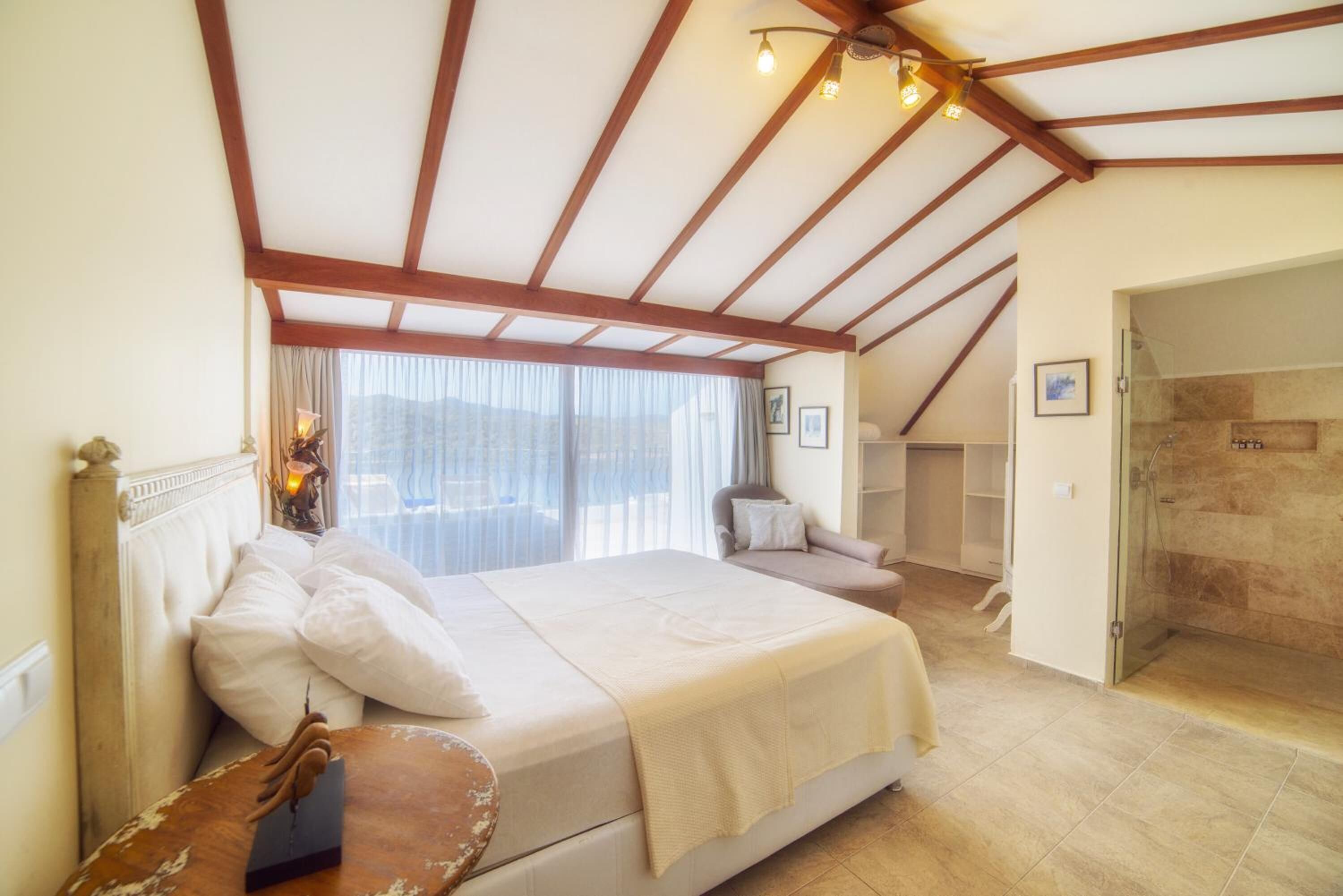 Minibar, in-room safe, alarm clocks