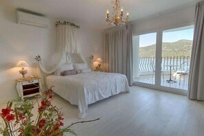 Minibar, in-room safe, alarm clocks