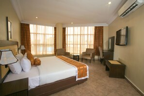 In-room safe, desk, free cots/infant beds, rollaway beds - D Palms Airport Hotel (Lagos)