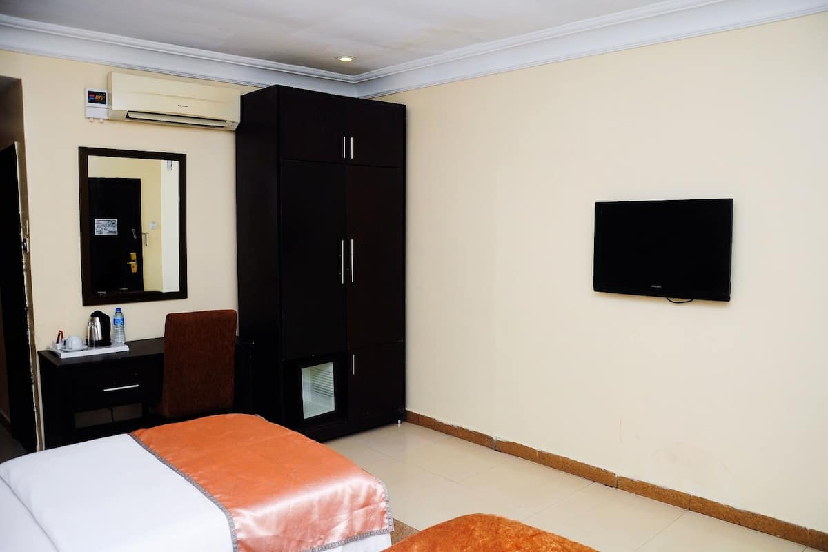 Superior Twin Room | In-room safe, desk, free cots/infant beds, rollaway beds