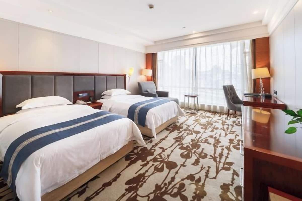 Minibar, in-room safe, alarm clocks