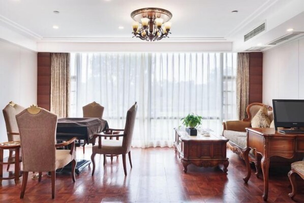 Minibar, Zimmersafe, Wecker