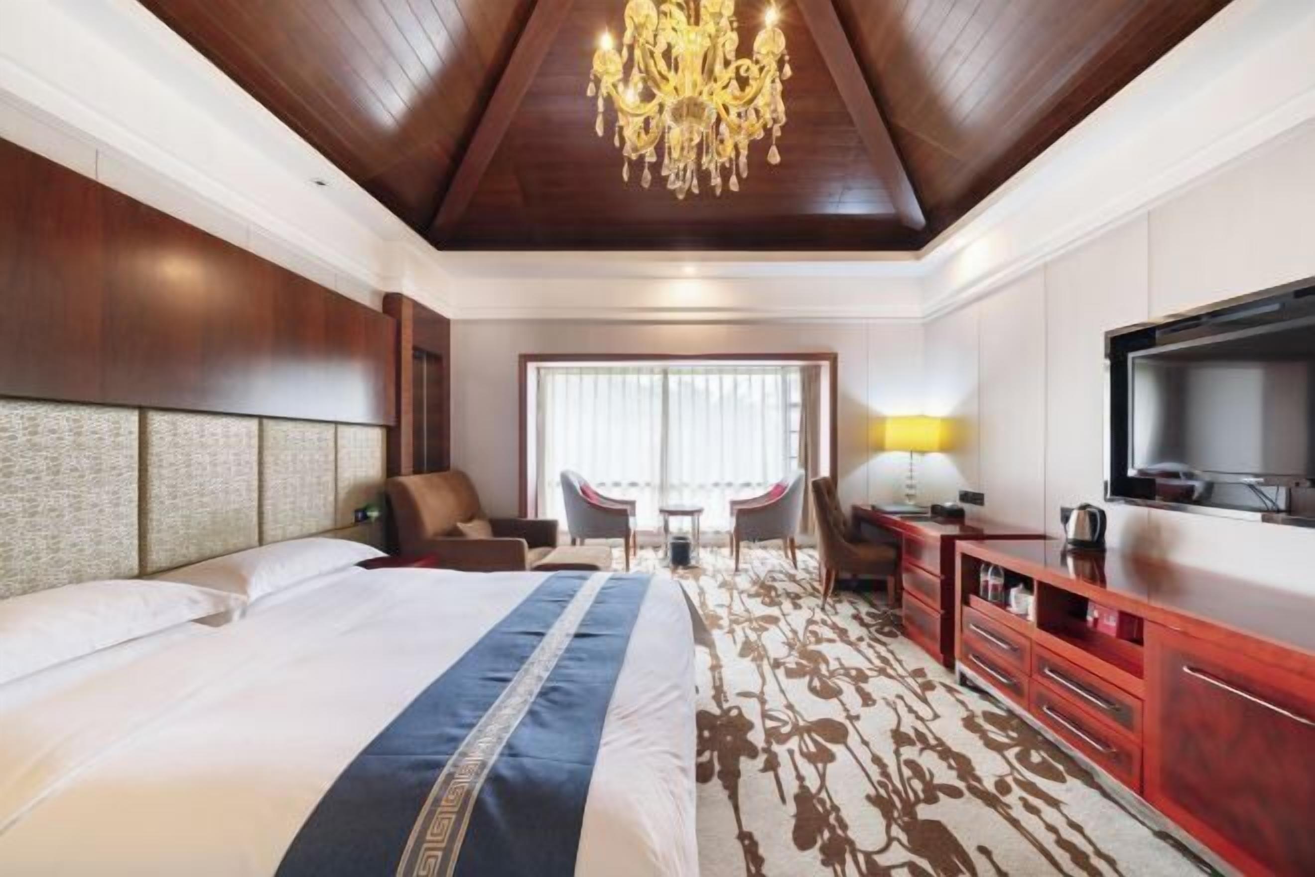 Minibar, in-room safe, alarm clocks