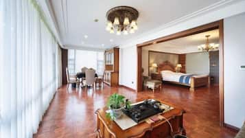 Minibar, in-room safe, alarm clocks