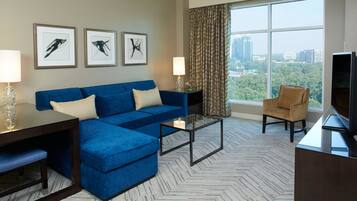 Suite ejecutiva, 1 cama King size y sofá cama | Caja de seguridad en la habitación, escritorio y cortinas blackout