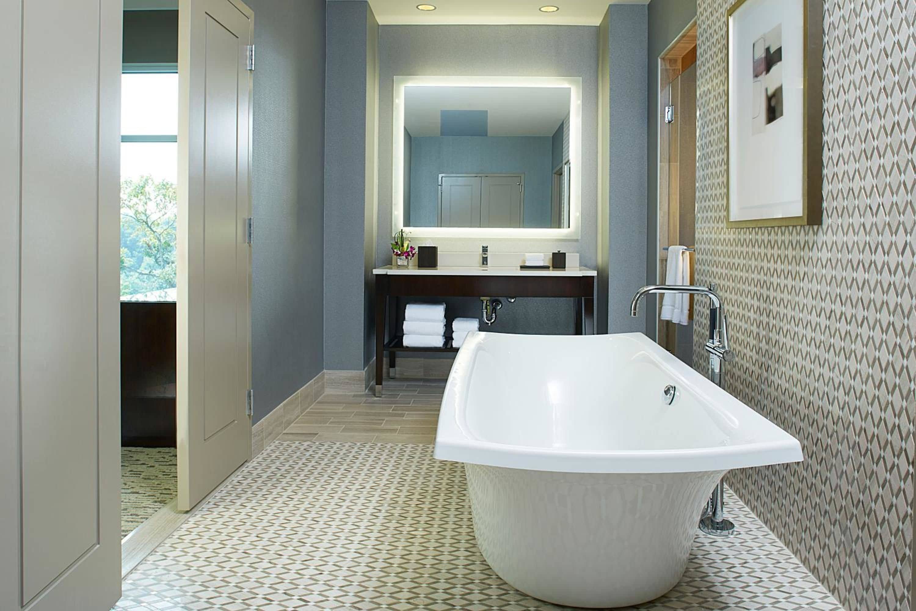 villa, 1 king bed with sofa bed (suite) | deep-soaking bathtub