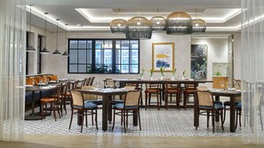 2 restaurants; breakfast, dinner, and brunch served - Hyatt Regency Atlanta Perimeter at Villa Christina (Atlanta)