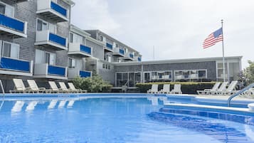 室外游泳池和溫水游泳池,提供日光浴躺椅