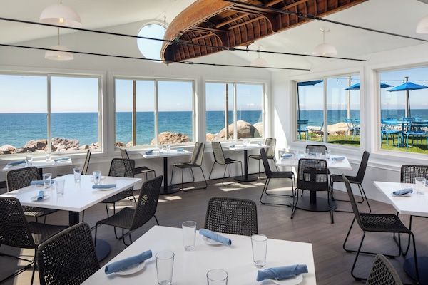 Se sirven desayunos, almuerzos y cenas; mariscos; con vista al mar