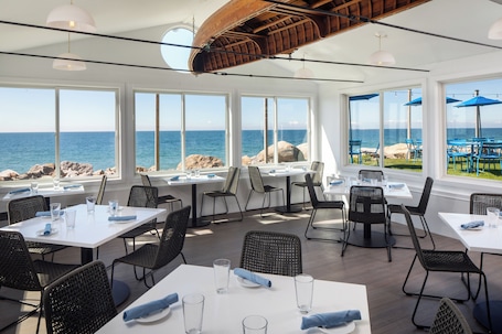 Breakfast, lunch, dinner served; seafood, ocean views . Pleasant View Inn