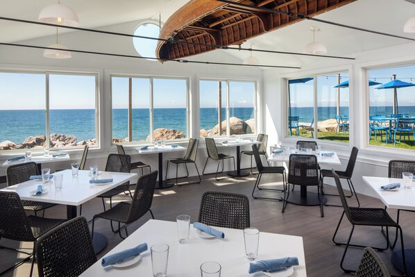 Breakfast, lunch, dinner served; seafood, sea views - Pleasant View Inn (Westerly)