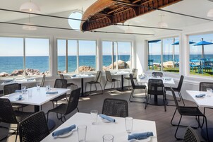供应早餐、午餐和晚餐，海鲜，海景