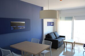 32-inch flat-screen TV with satellite channels, TV - Apartamentos Turísticos Playa Bárbate (Barbate)