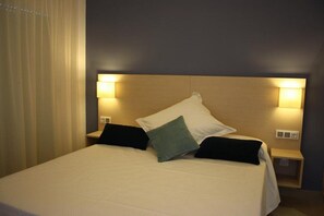 In-room safe, individually decorated, individually furnished, desk - Apartamentos Turísticos Playa Bárbate (Barbate)