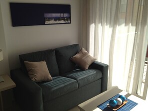 In-room safe, individually decorated, individually furnished, desk - Apartamentos Turísticos Playa Bárbate (Barbate)