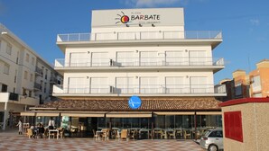 Un immeuble à plusieurs étages, sur lequel on peut lire l’inscription « Playa Barbate » et qui arbore le logo de « Ultrains ».