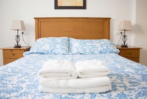 2 habitaciones, caja de seguridad en la habitación y escritorio 