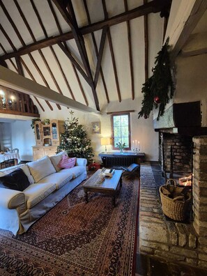 1-inch Smart TV with cable channels, Netflix, streaming services - B&B Pronkenburg (Bruges)