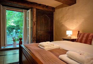 Classic Double Room | Down duvets, individually decorated, individually furnished, free WiFi