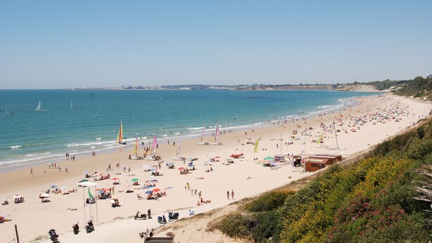 A wide beach with numerous umbrellas and people. - Las Suites de Puerto Sherry (El Puerto de Santa Maria)