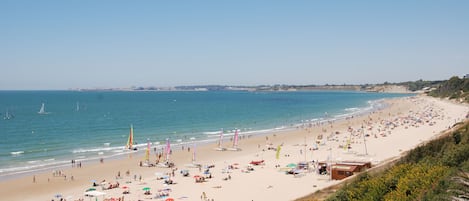 Una spiaggia nelle vicinanze