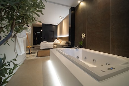 Superior Double Room, Jetted Tub | In-room safe, desk, free cribs/infant beds, free WiFi
