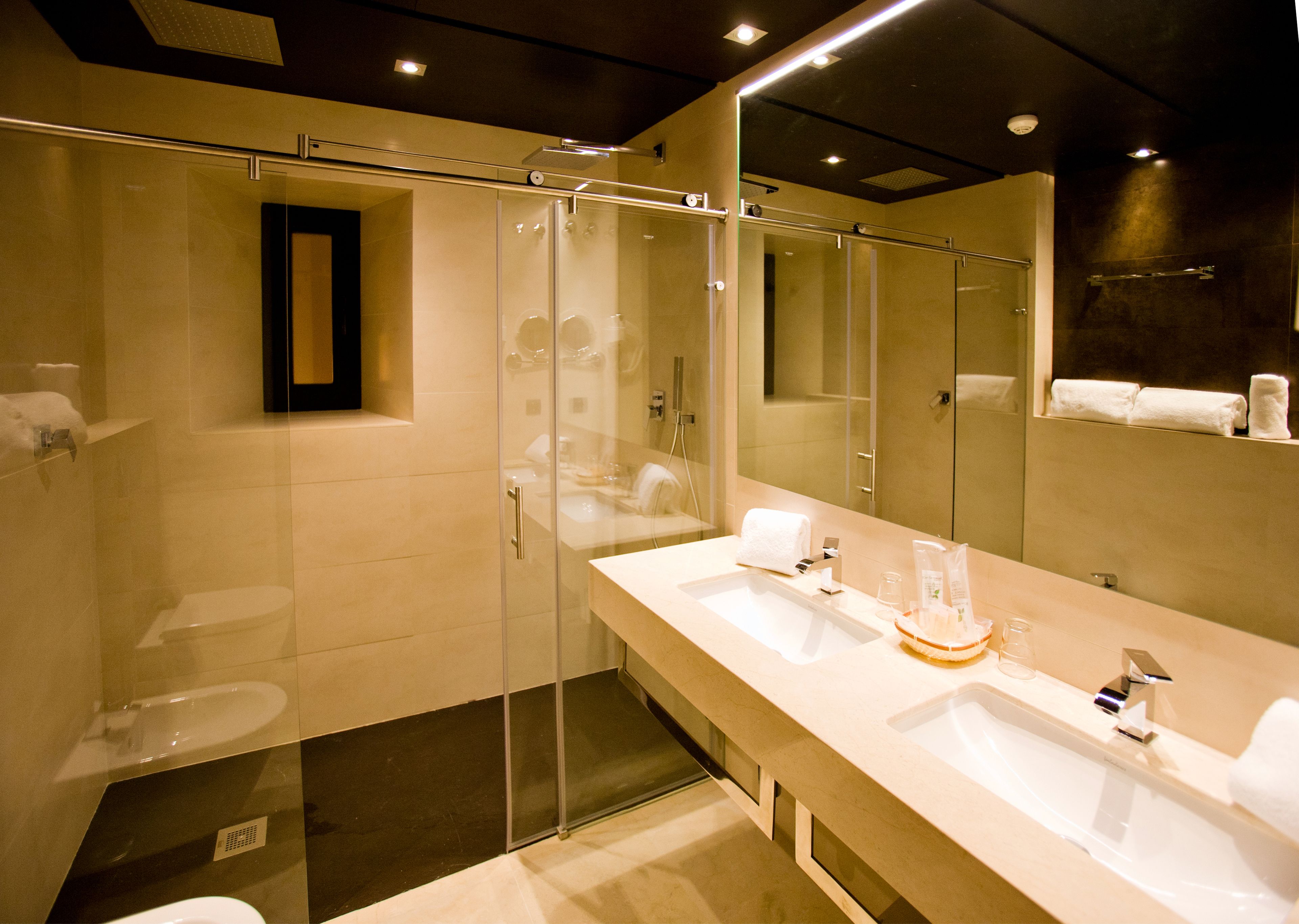 superior double room | bathroom | free toiletries, hair dryer, bidet, towels