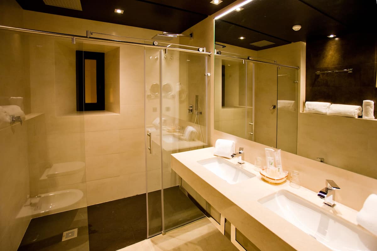 superior double room | bathroom | free toiletries, hair dryer, bidet, towels