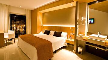 Superior tweepersoonskamer | Een kluis op de kamer, een bureau, gratis babybedden, gratis wifi