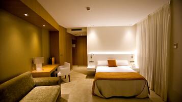 Superior tweepersoonskamer | Een kluis op de kamer, een bureau, gratis babybedden, gratis wifi