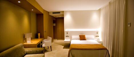 Superior tweepersoonskamer | Een kluis op de kamer, een bureau, gratis babybedden, gratis wifi