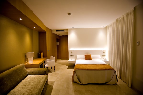 Chambre Double Supérieure | Coffres-forts dans les chambres, bureau, lits bébé (gratuits)